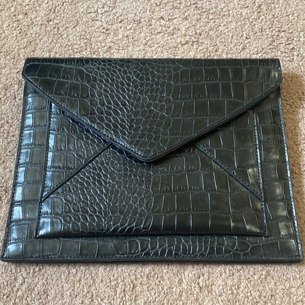 Black clutch with adjustable belt.